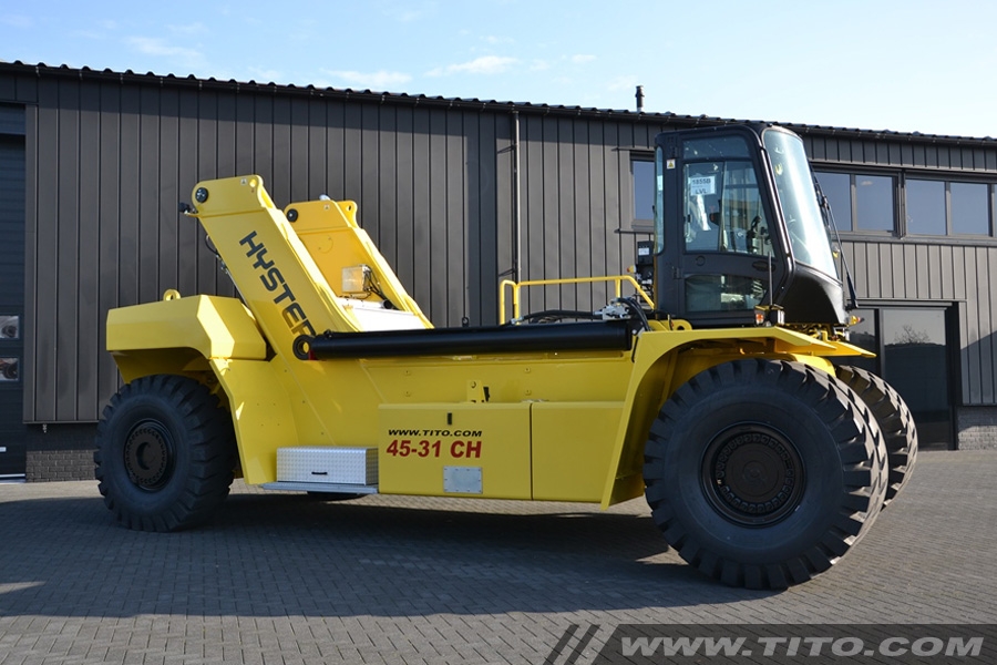 SOLD // 45 ton Hyster reach stacker