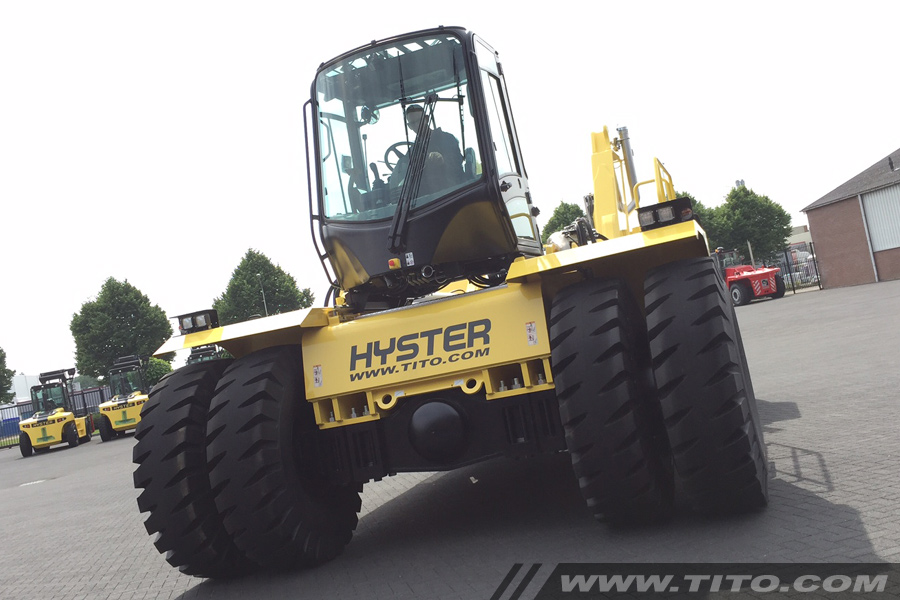 SOLD // 45 ton Hyster reach stacker for sale