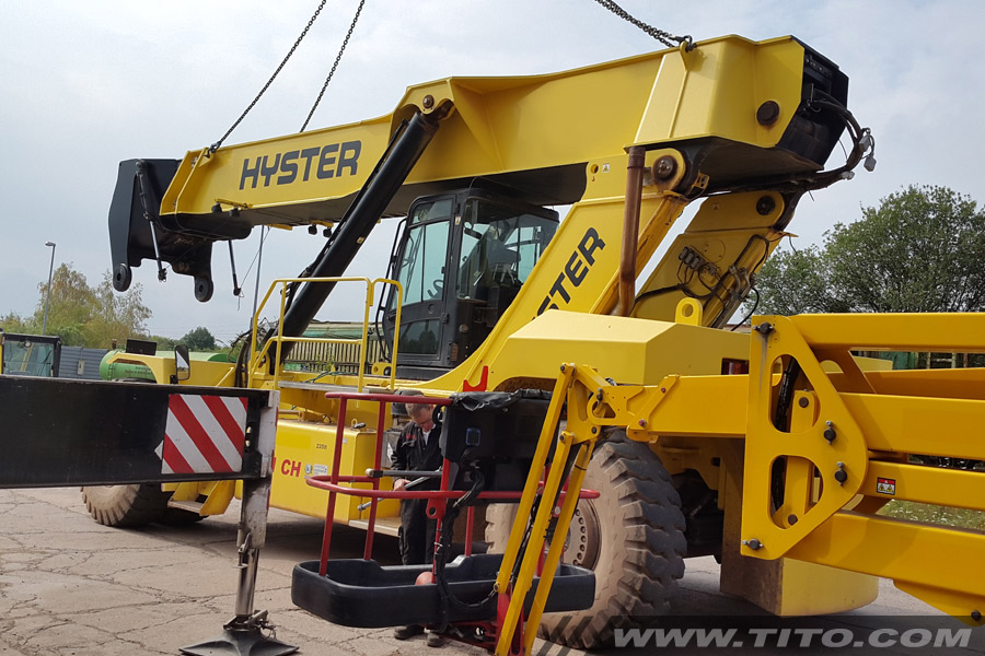 Hyster-reach-stacker-assembly