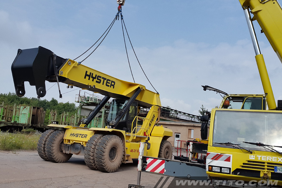 dismantling-Hyster-reach-stacker