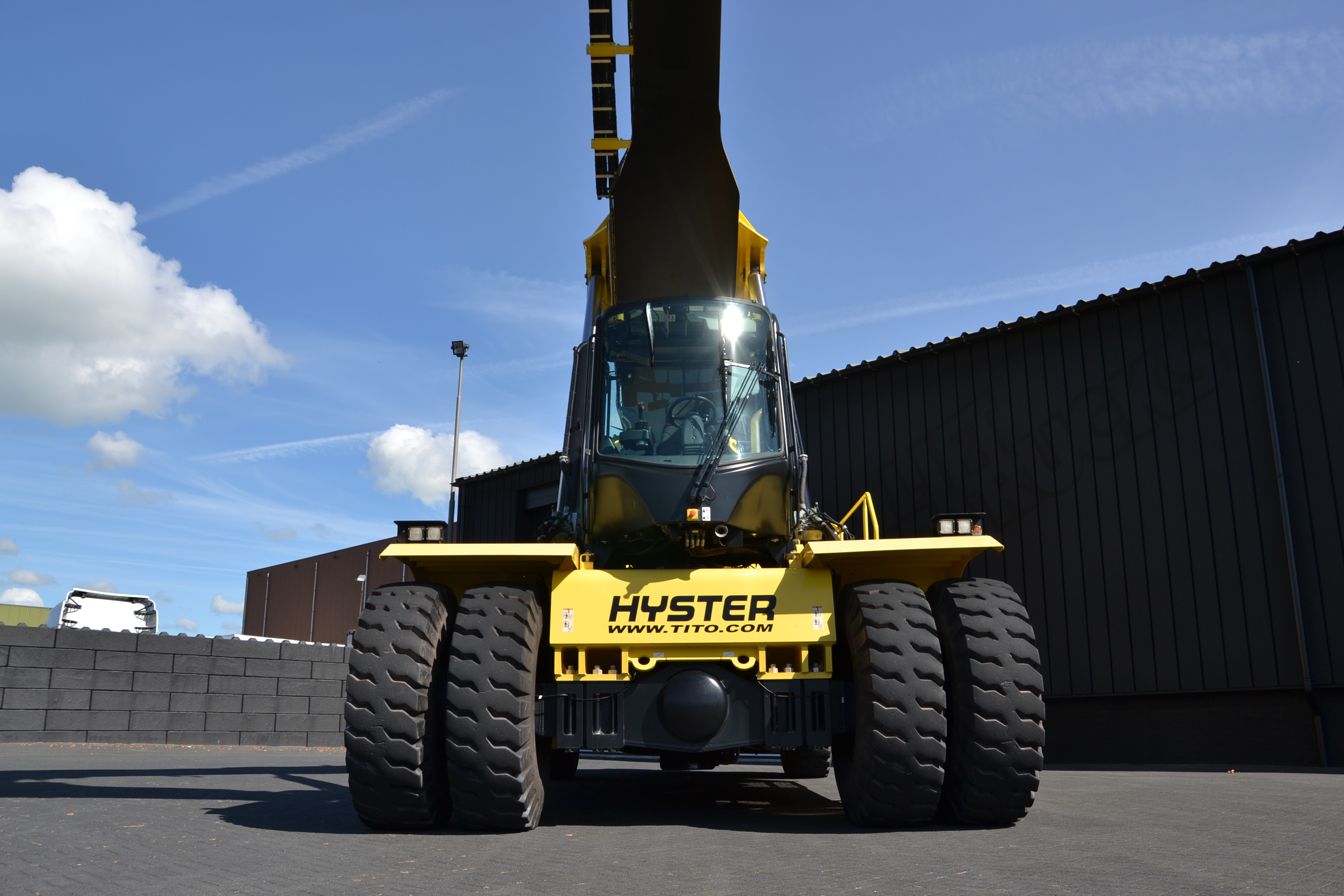 SOLD // Used 45 ton hyster reach stacker for sale