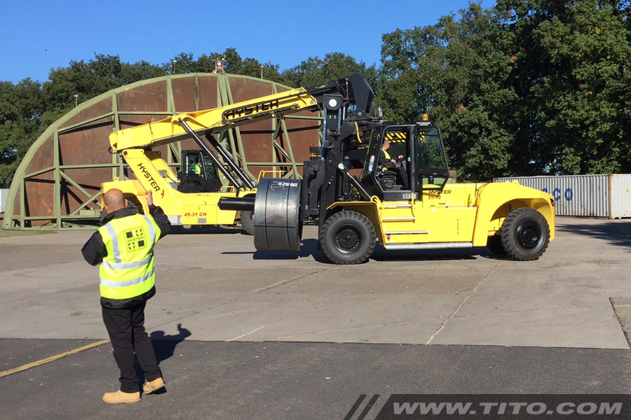 25-ton-forklift-steel-coil-handling-hyster-h25xm-12-coil-ram-blog112016