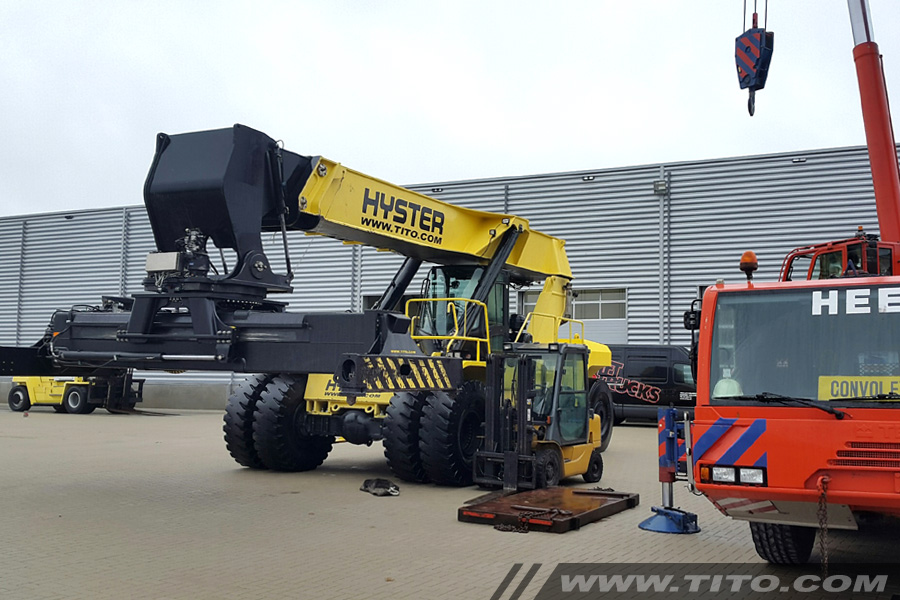 reach-stacker-assembly-on-site-blog231116