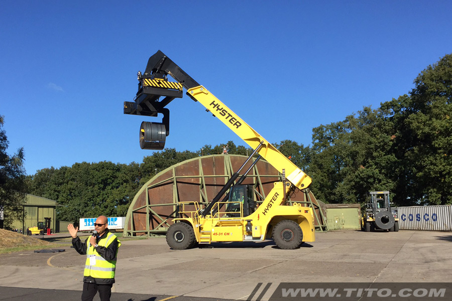 reach-stacker-coil-boom-attachment-blog112016