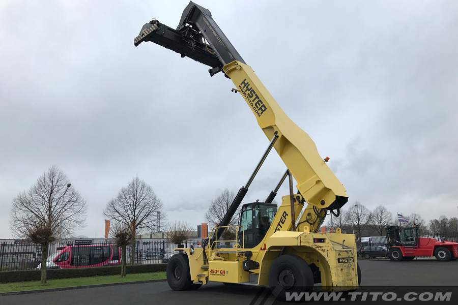 SOLD // Used 45 ton hyster reach stacker