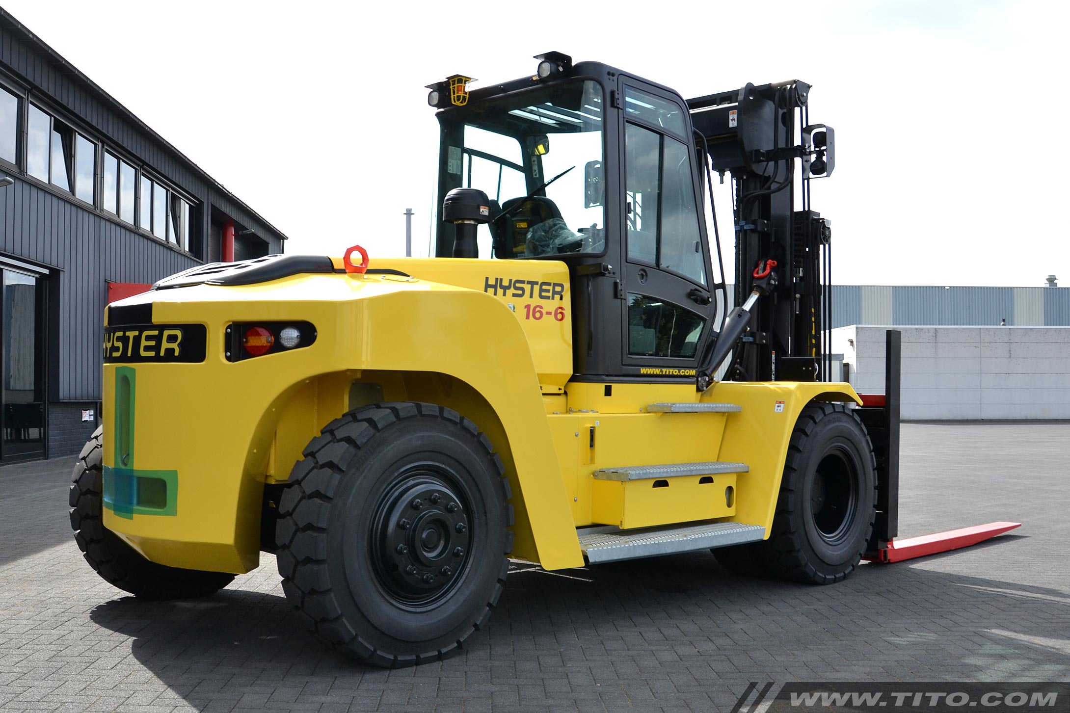 SOLD // 16 ton Hyster forklift H16XM-6