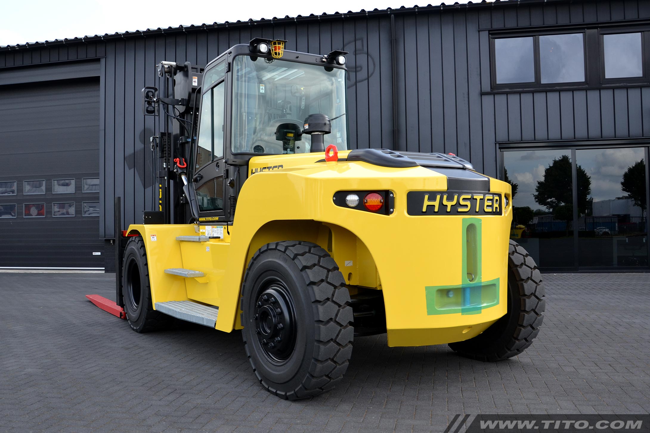 SOLD // 16 ton Hyster forklift H16XM-6